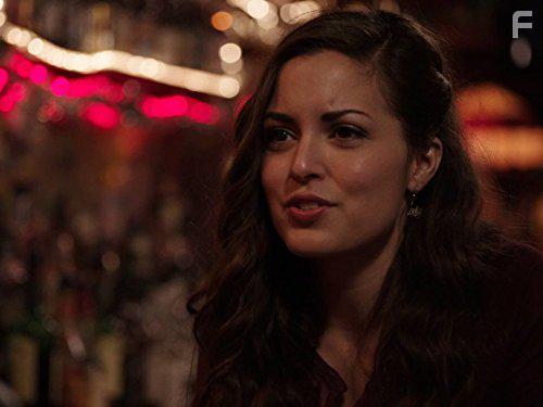 Emily Peterson in Sirens (2014)