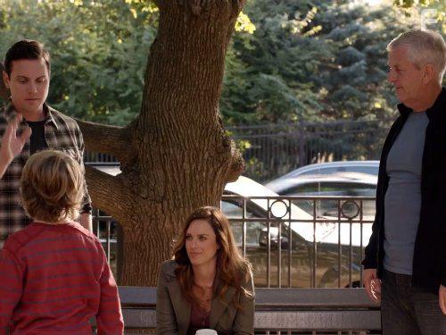 Lenny Clarke, Michael Mosley, and Jessica McNamee in Sirens (2014)