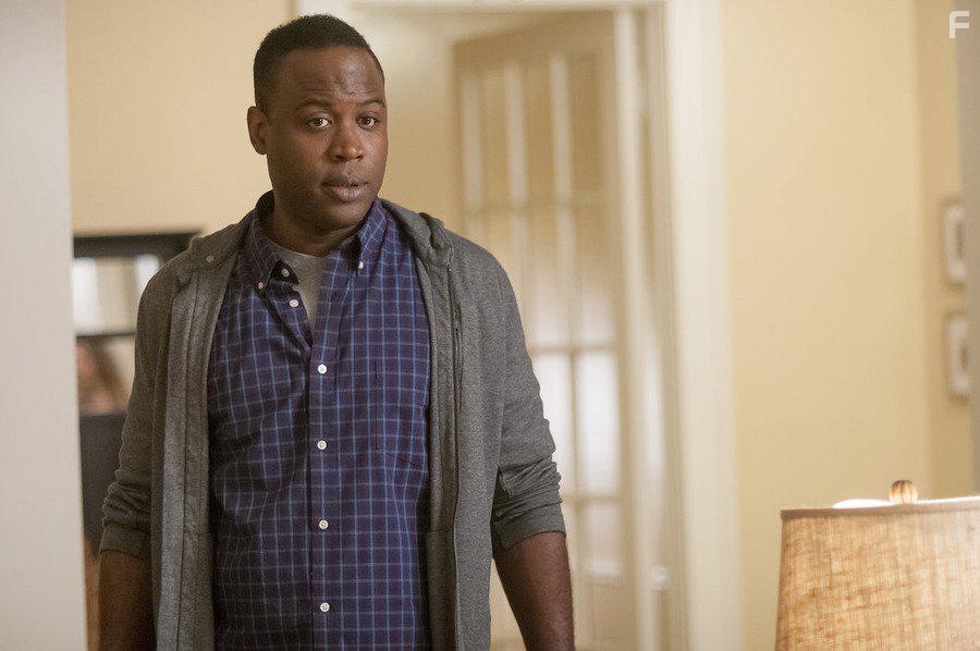 Kevin Daniels in Sirens (2014)