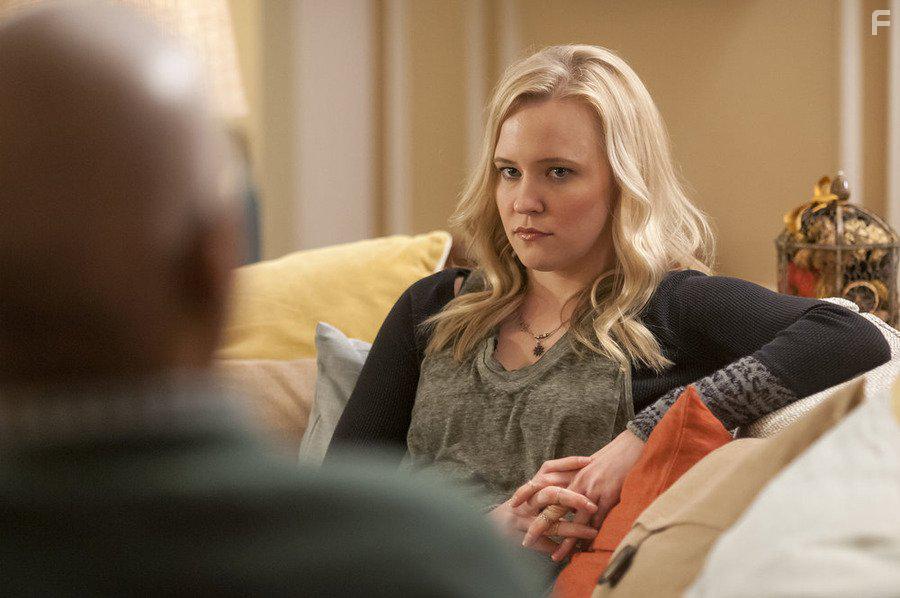 Kelly O'Sullivan in Sirens (2014)