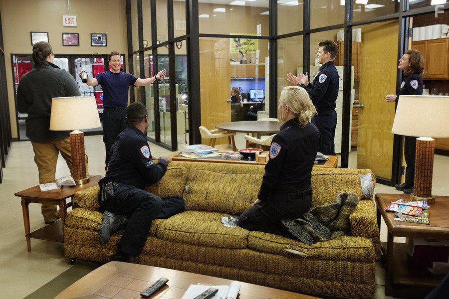 Kevin Daniels, Michael Mosley, Maura Kidwell, Kelly O'Sullivan, Kevin Bigley, and Kirsten Fitzgerald in Sirens (2014)