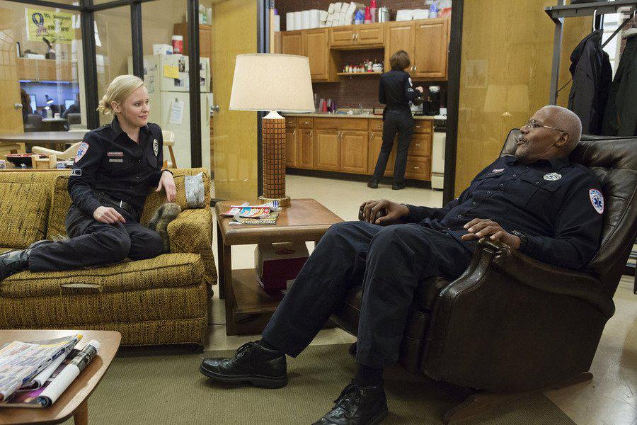 Bill Nunn and Kelly O'Sullivan in Sirens (2014)