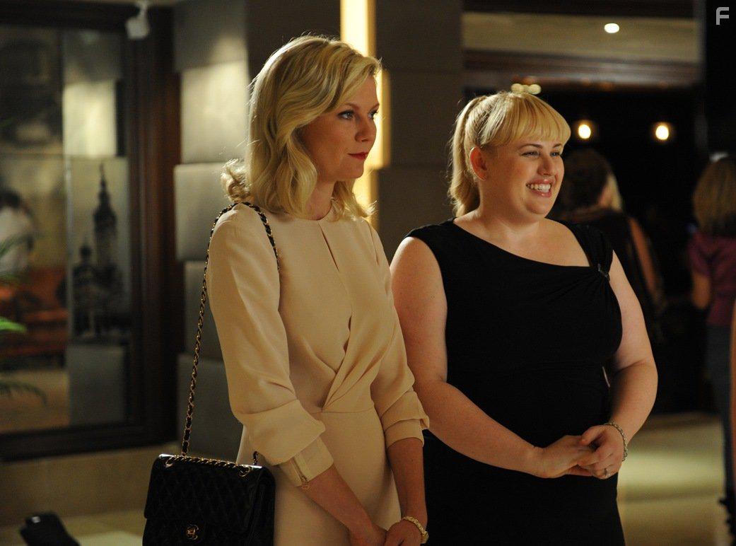 Kirsten Dunst and Rebel Wilson in Bachelorette (2012)