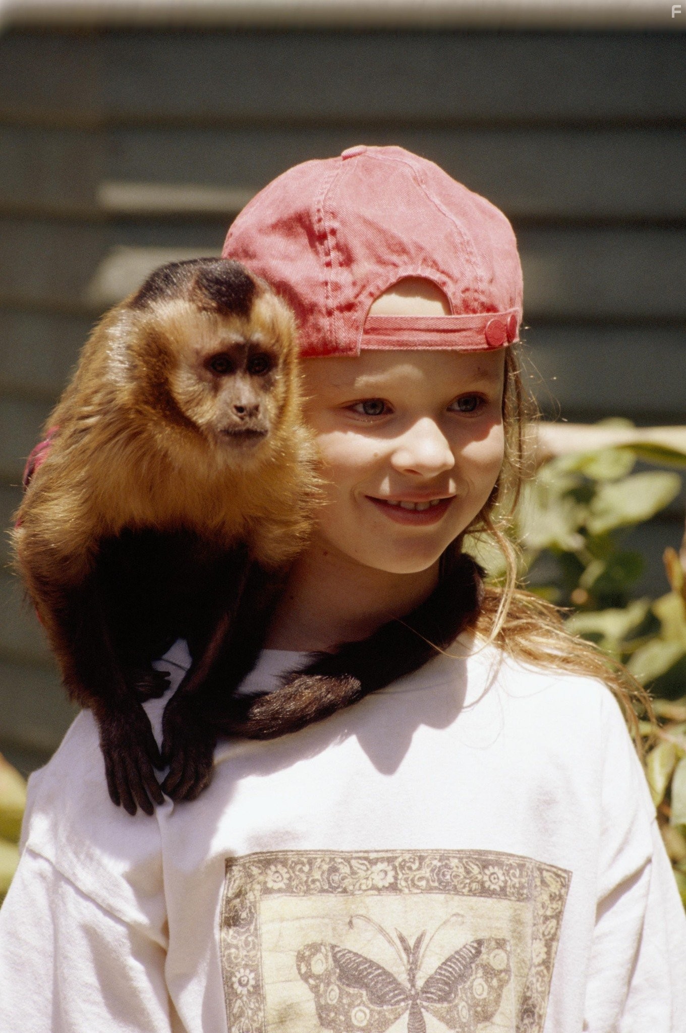 Thora Birch in Неприятности с обезьянкой (1994)