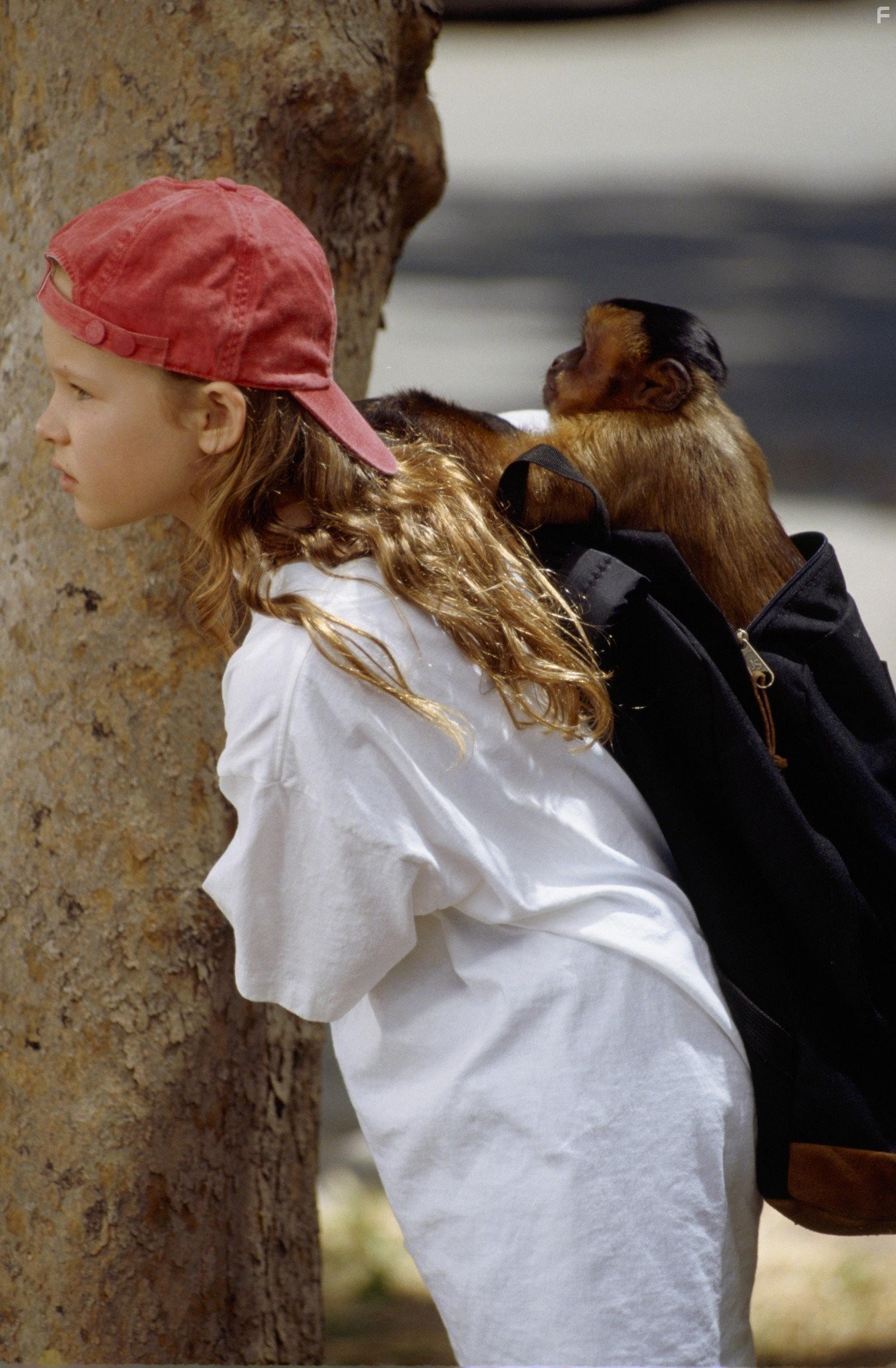 Thora Birch in Неприятности с обезьянкой (1994)