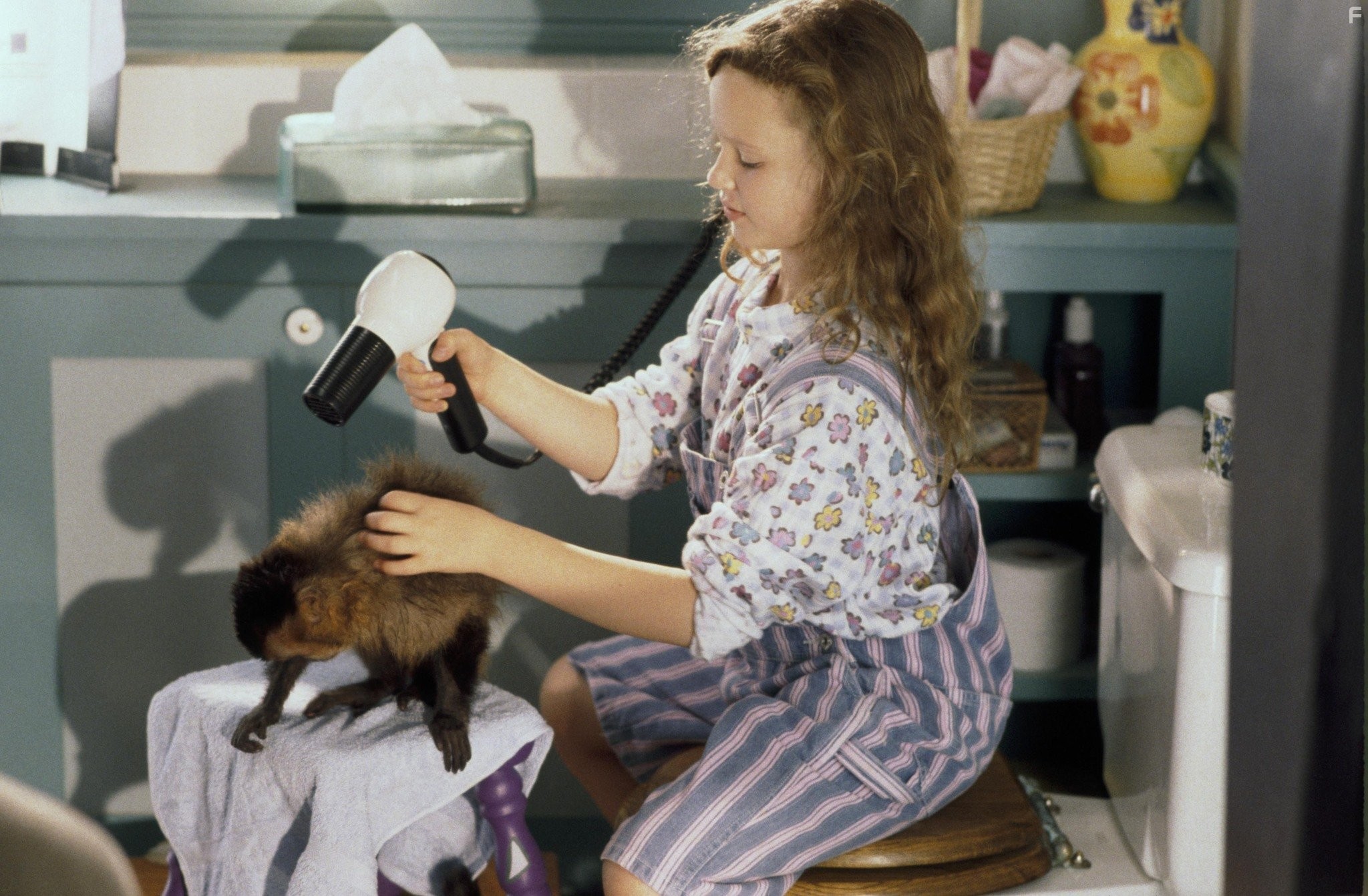 Thora Birch in Неприятности с обезьянкой (1994)
