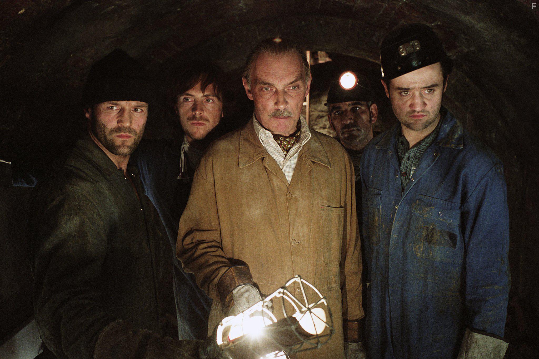 Jason Statham, Alki David, James Faulkner, Daniel Mays, and Stephen Campbell Moore in The Bank Job (2008)