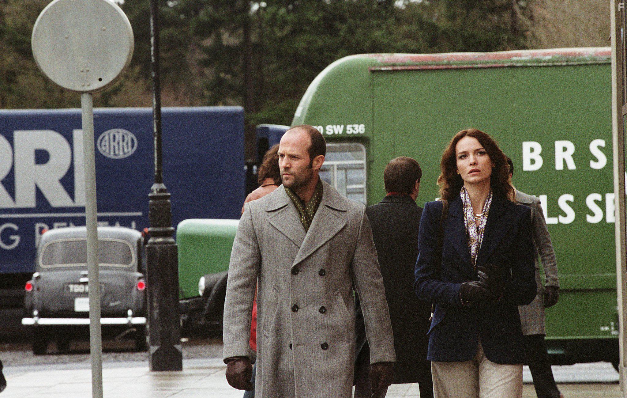 Saffron Burrows and Jason Statham in The Bank Job (2008)