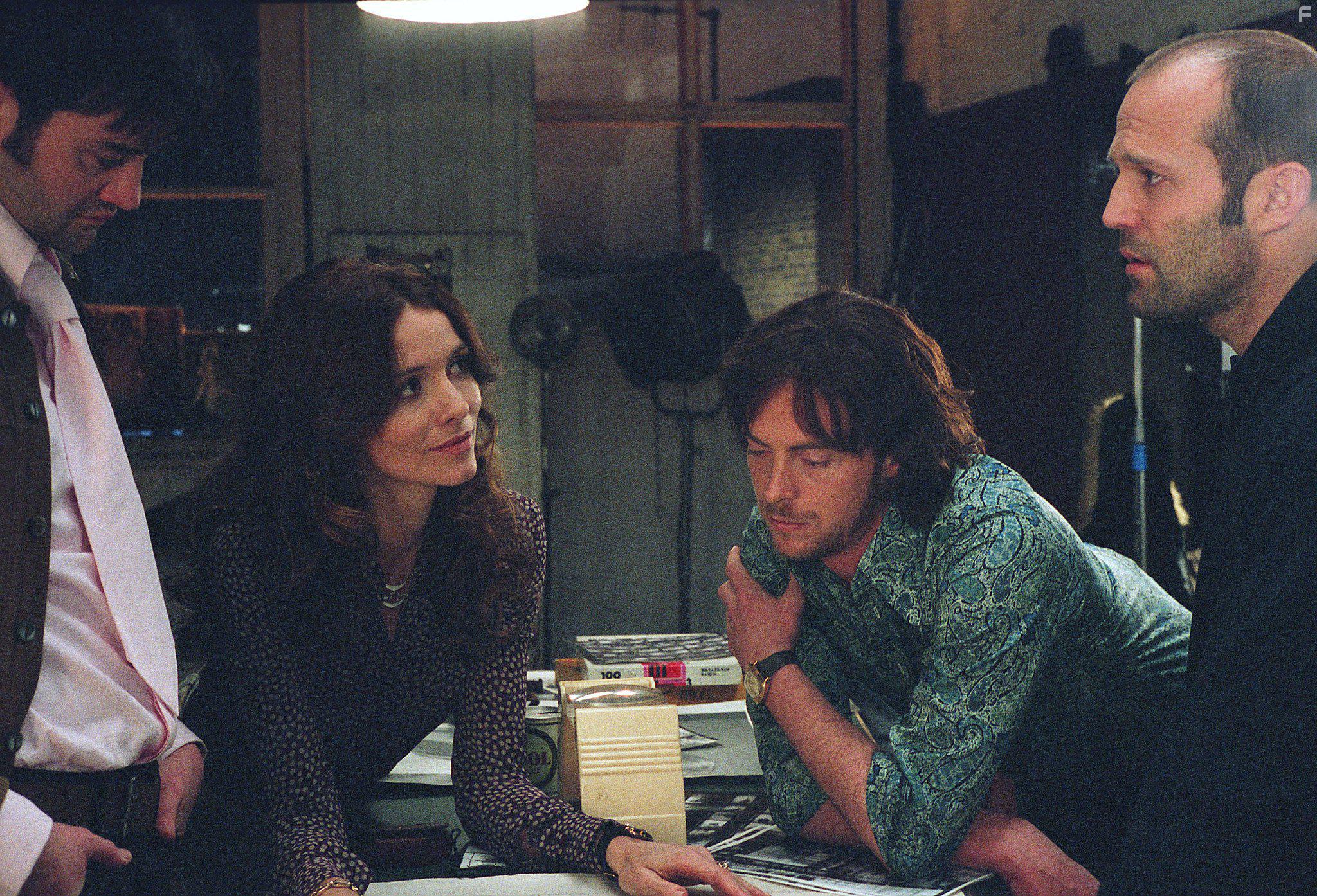 Saffron Burrows, Jason Statham, Daniel Mays, and Stephen Campbell Moore in The Bank Job (2008)