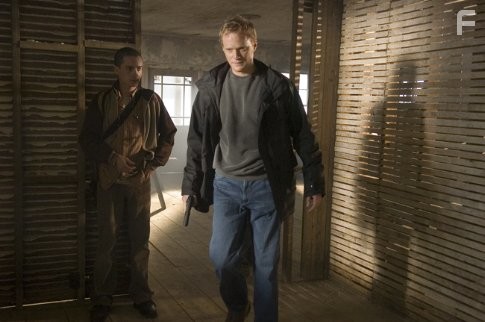 Paul Bettany and Kett Turton in Огненная стена (2006)