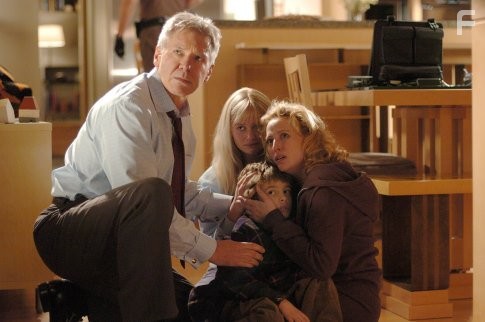 Harrison Ford, Virginia Madsen, Carly Schroeder, and Jimmy Bennett in Огненная стена (2006)