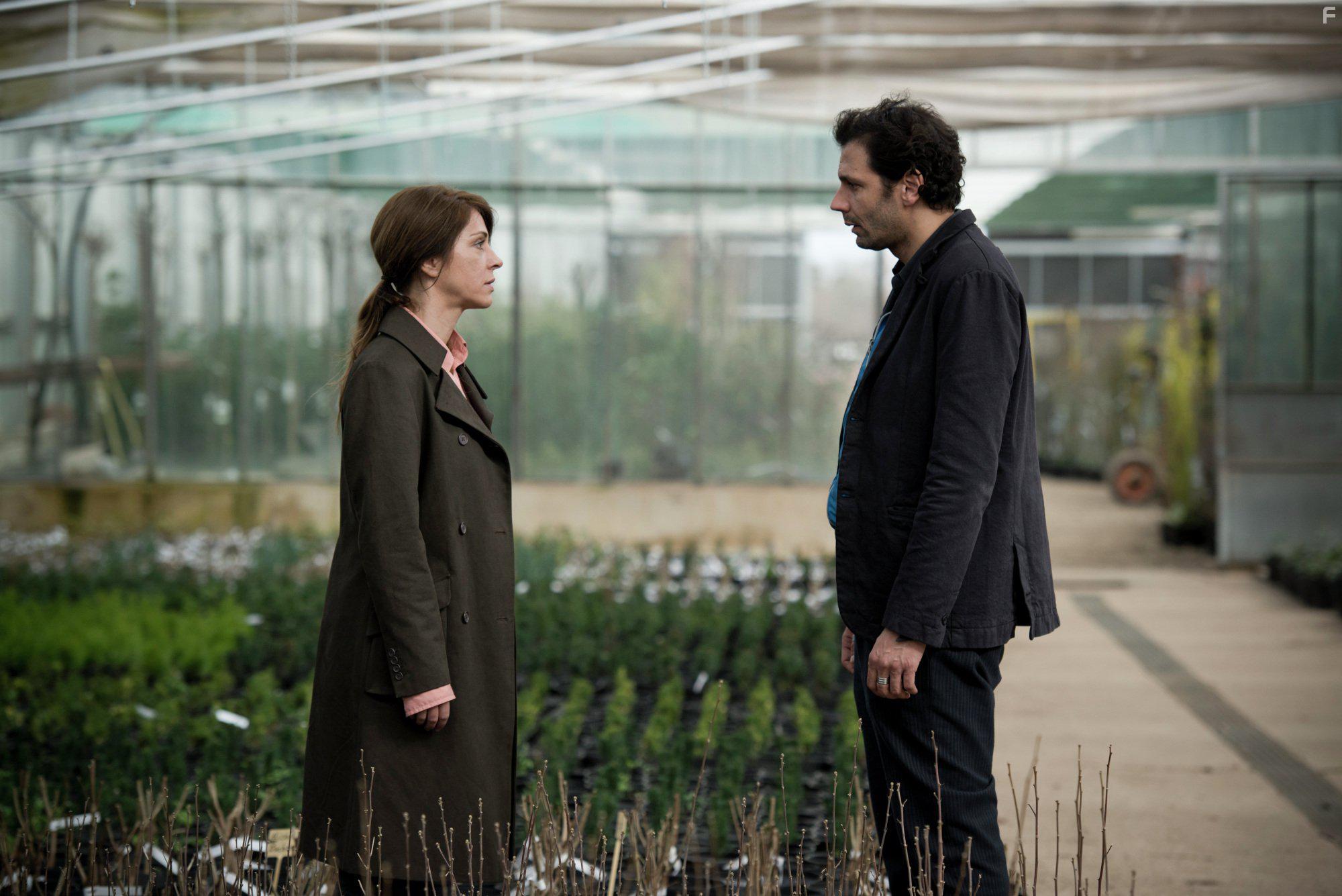 Mehdi Nebbou and Ulrike C. Tscharre in Wir Monster (2015)