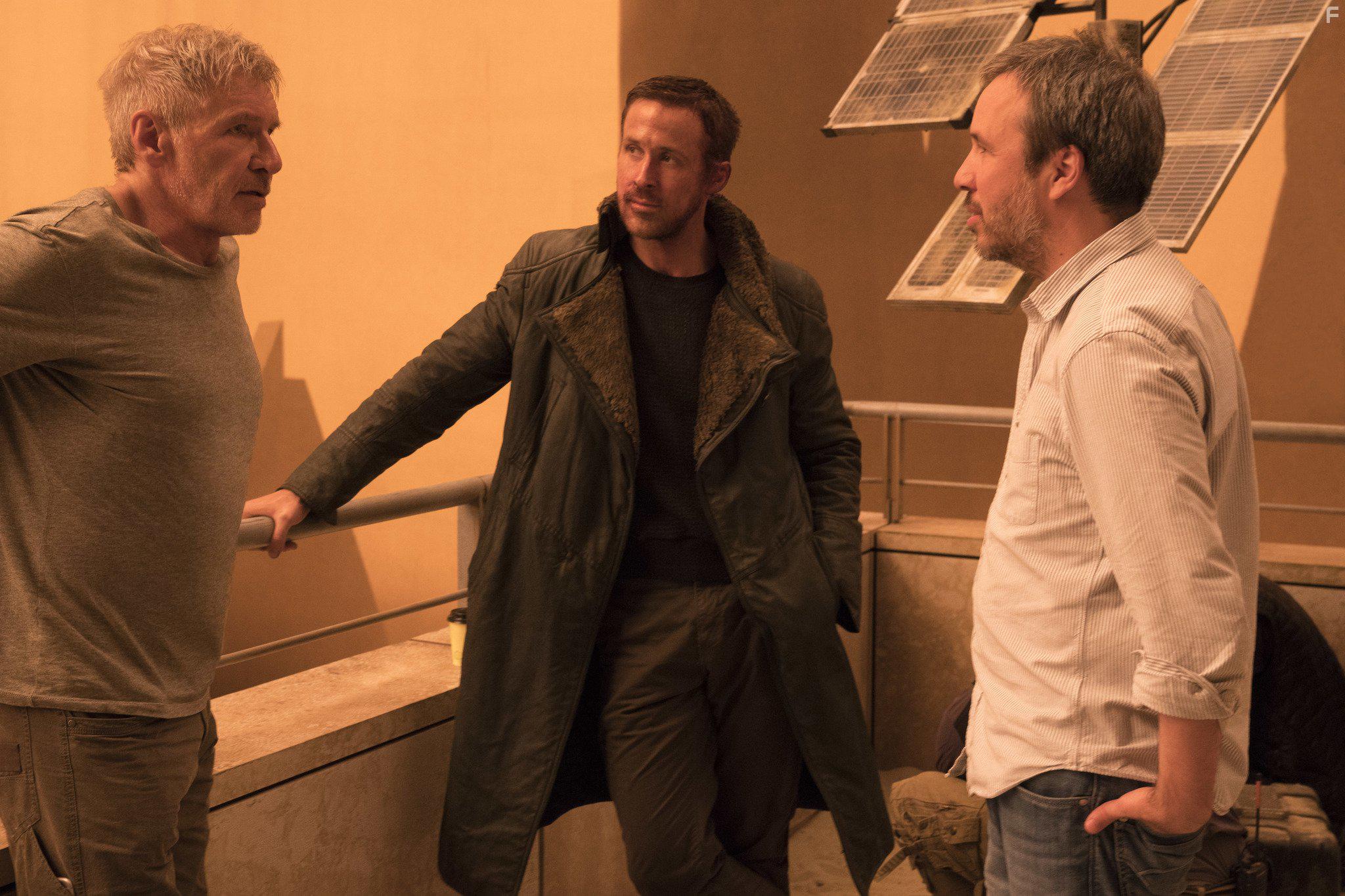 Harrison Ford, Ryan Gosling, and Denis Villeneuve in Blade Runner 2049 (2017)