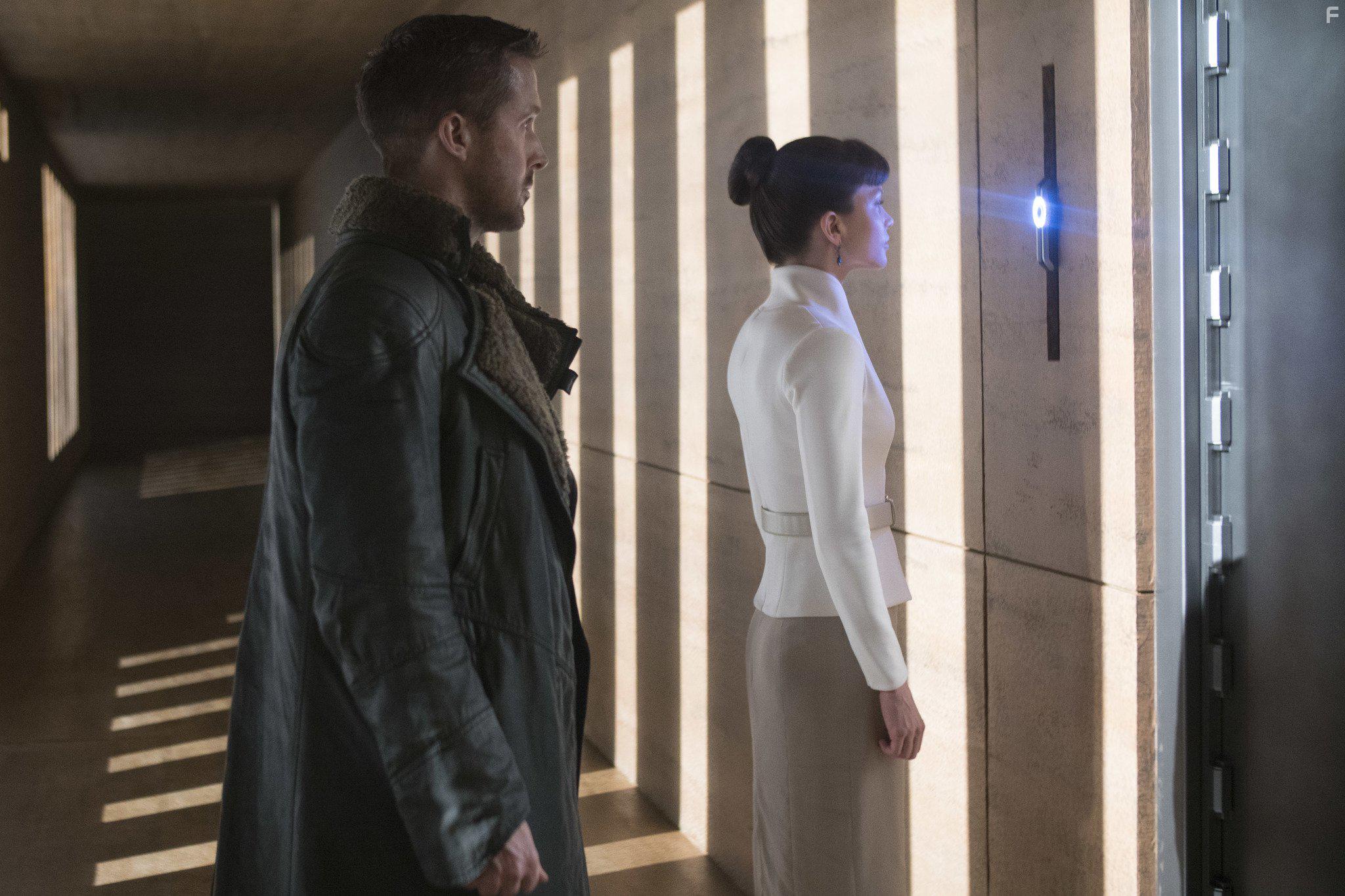 Ryan Gosling and Sylvia Hoeks in Blade Runner 2049 (2017)