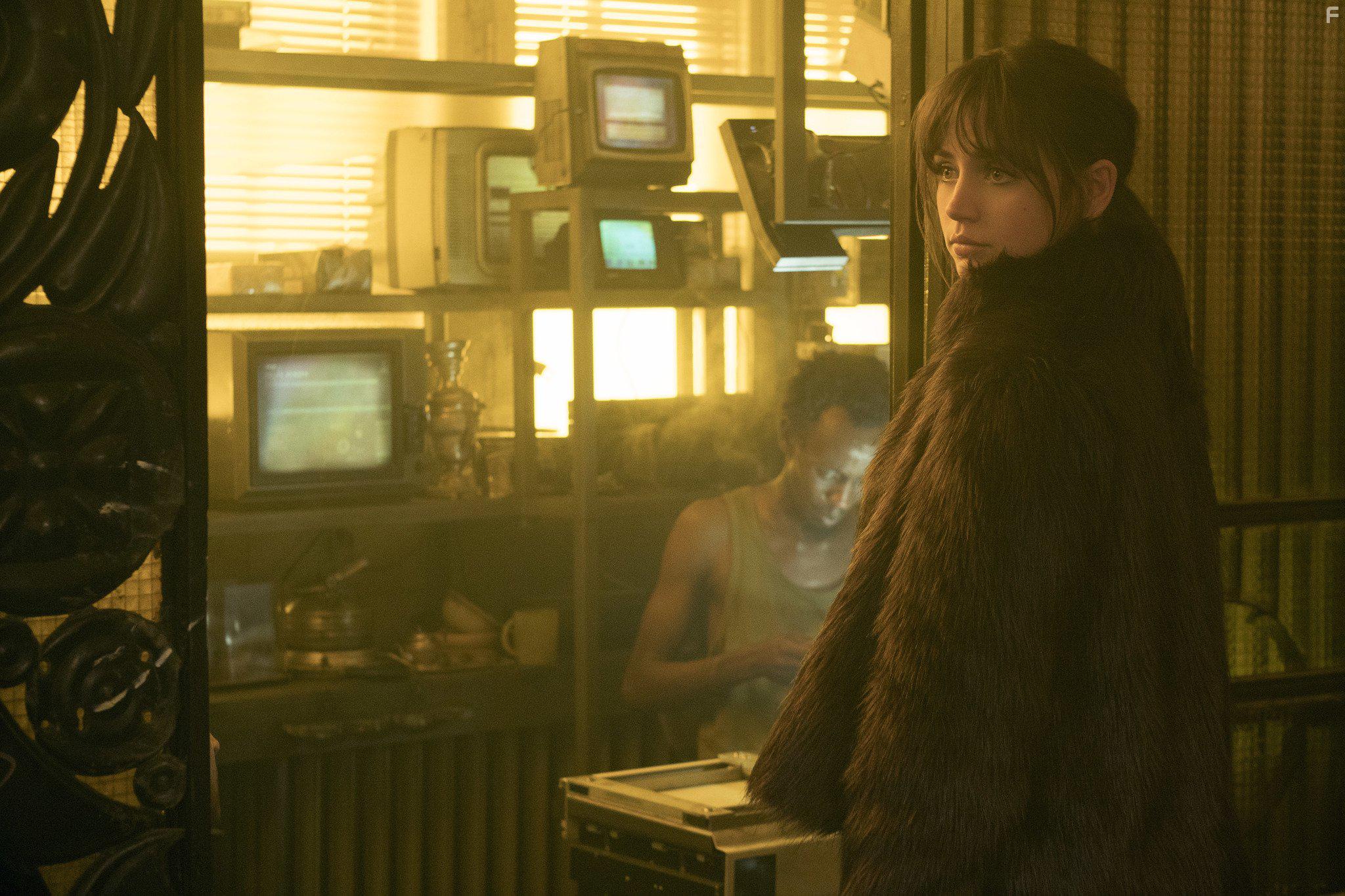 Ana de Armas and Barkhad Abdi in Blade Runner 2049 (2017)