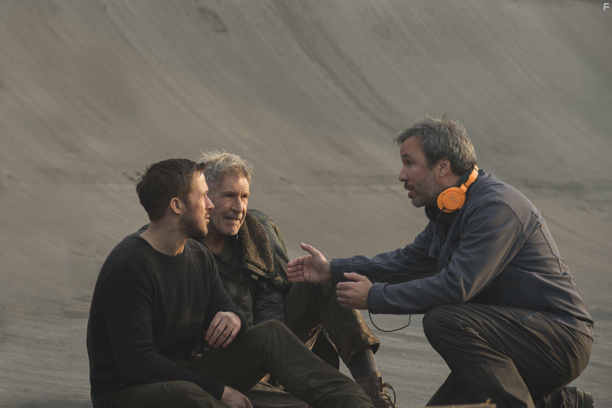 Harrison Ford, Ryan Gosling, and Denis Villeneuve in Blade Runner 2049 (2017)