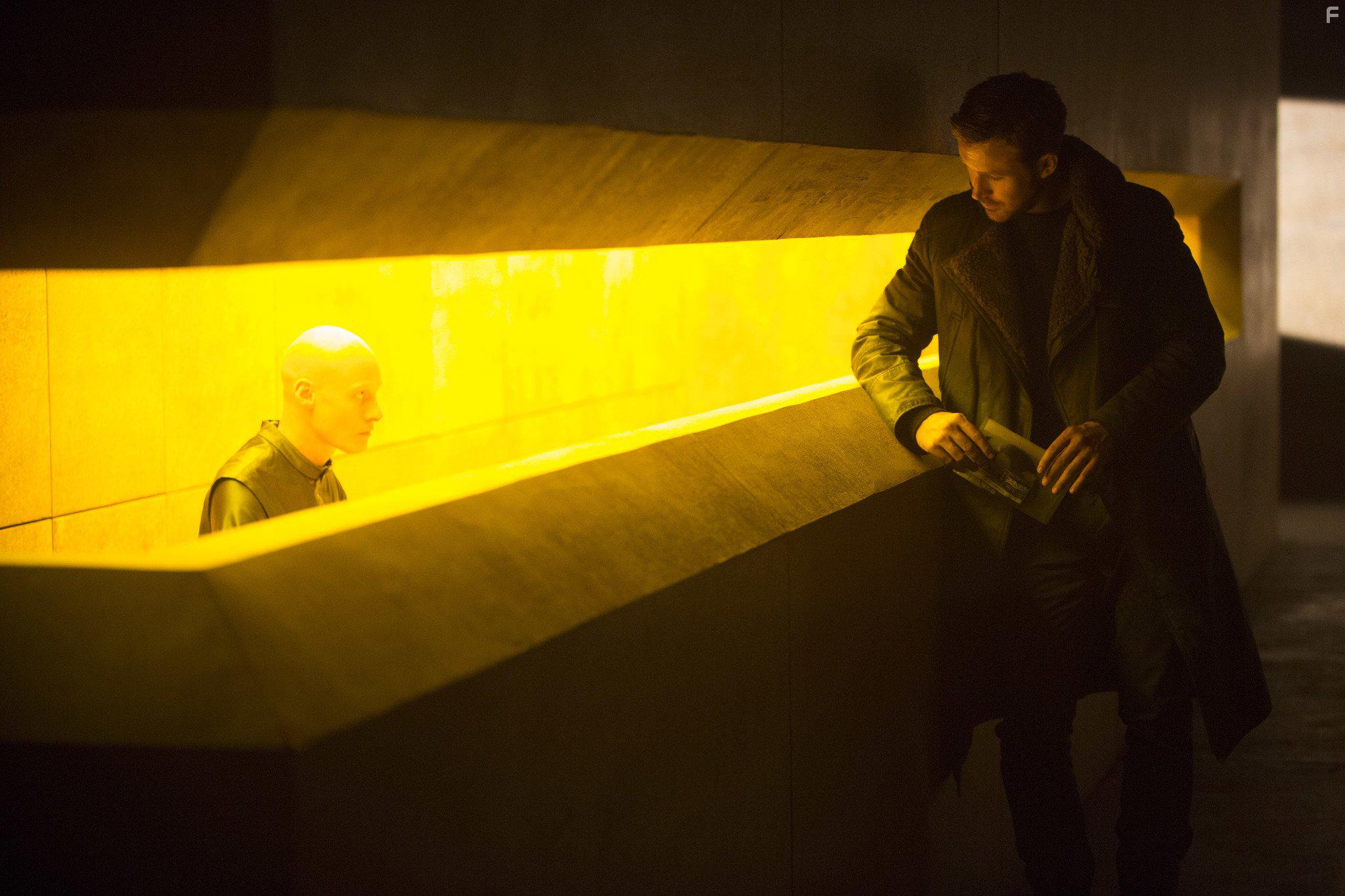 Ryan Gosling and Tmas Lemarquis in Blade Runner 2049 (2017)