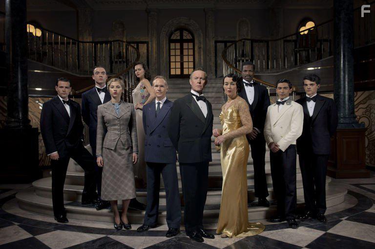 Steven Mackintosh, Olivia Williams, Matt Ryan, Akshay Kumar, and Sope Dirisu in The Halcyon (2017)