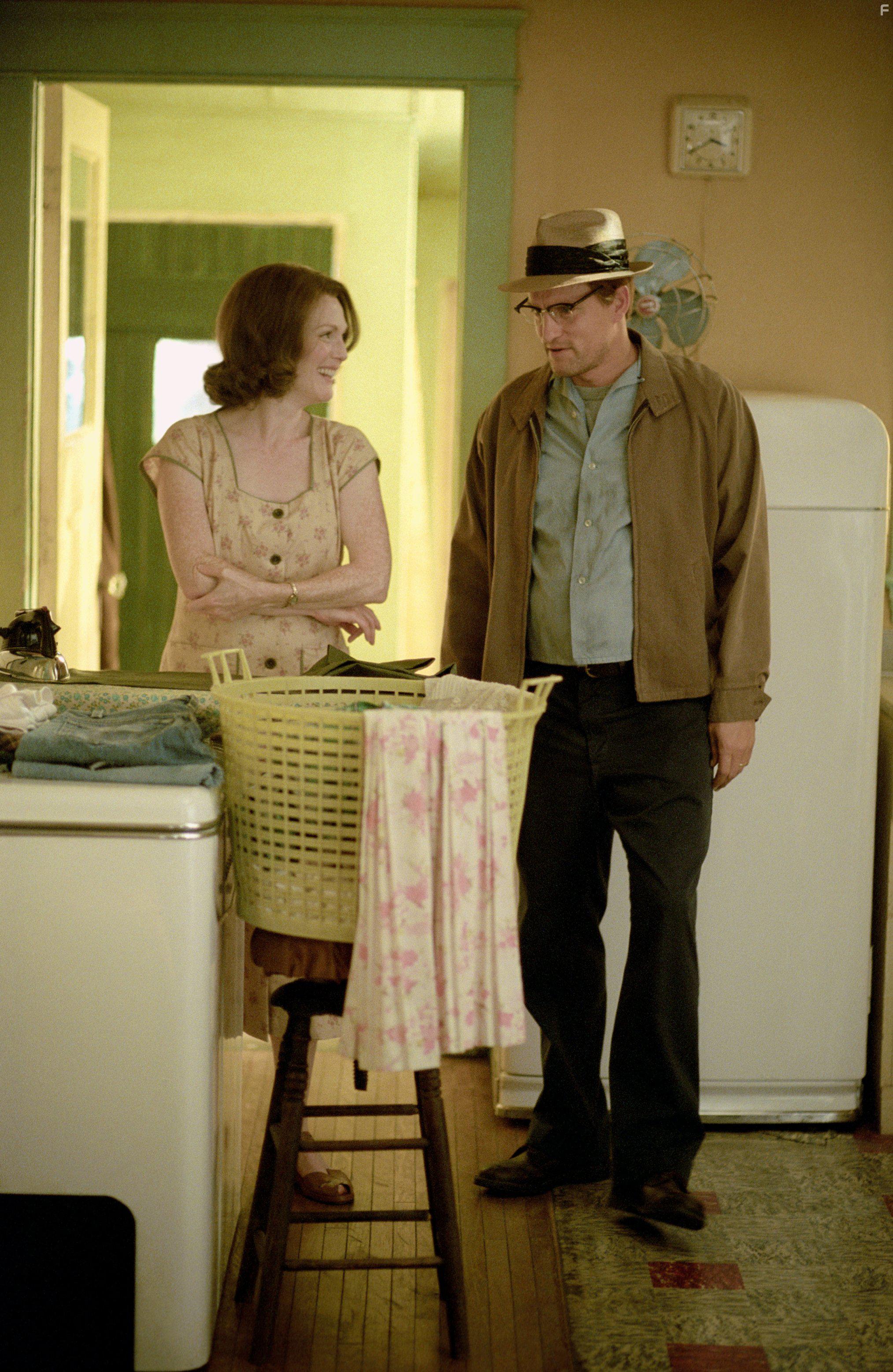 Julianne Moore and Woody Harrelson in The Prize Winner of Defiance, Ohio (2005)