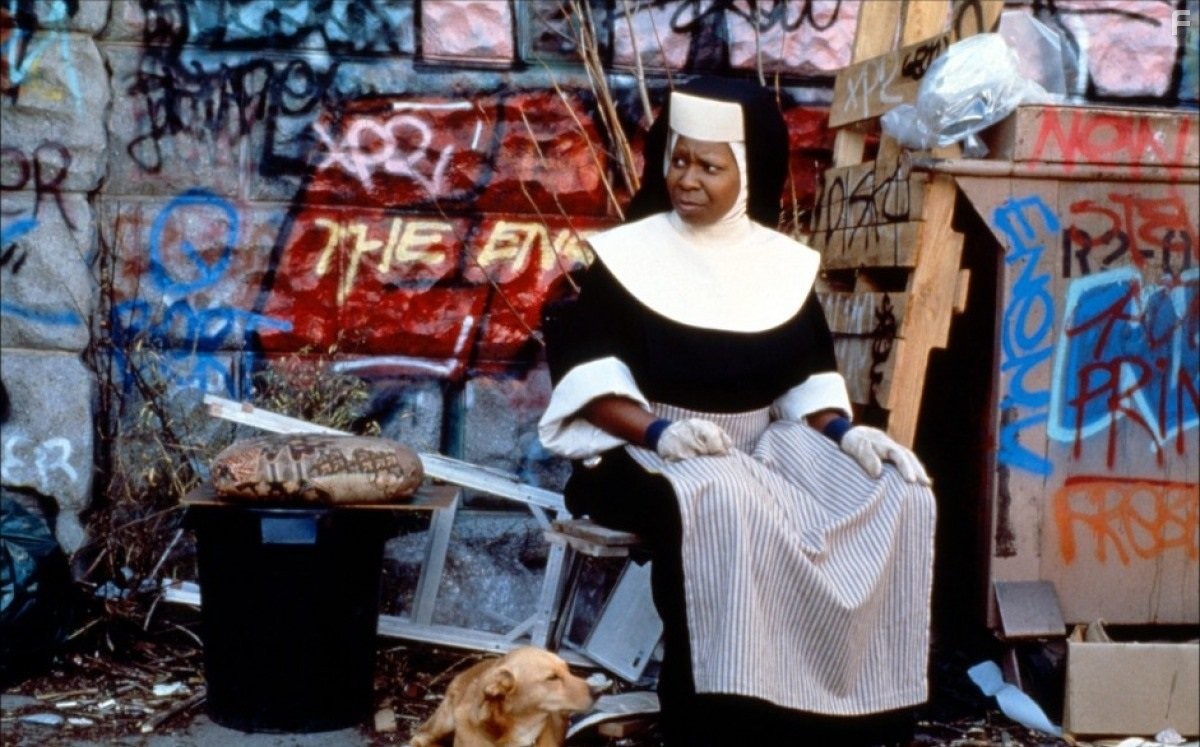 Whoopi Goldberg in Сестричка, действуй (1992)