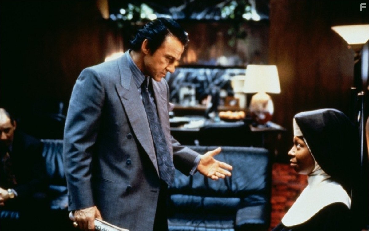 Whoopi Goldberg and Harvey Keitel in Сестричка, действуй (1992)