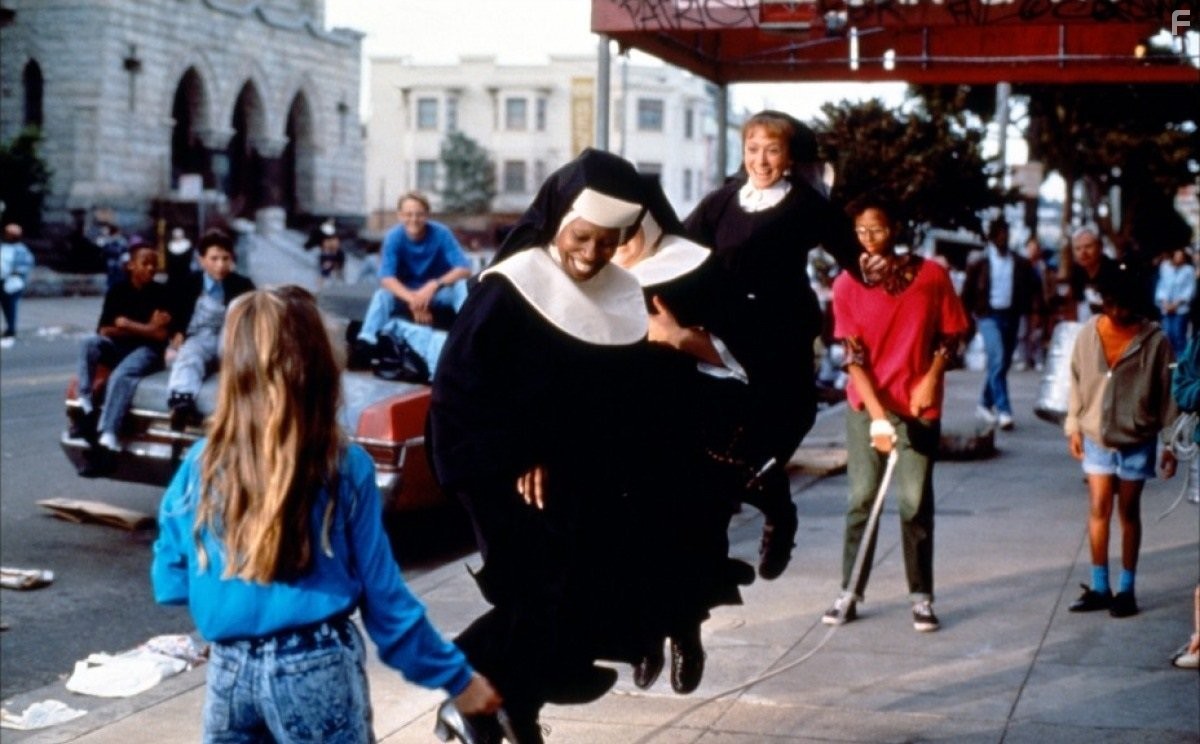 Whoopi Goldberg and Wendy Makkena in Сестричка, действуй (1992)
