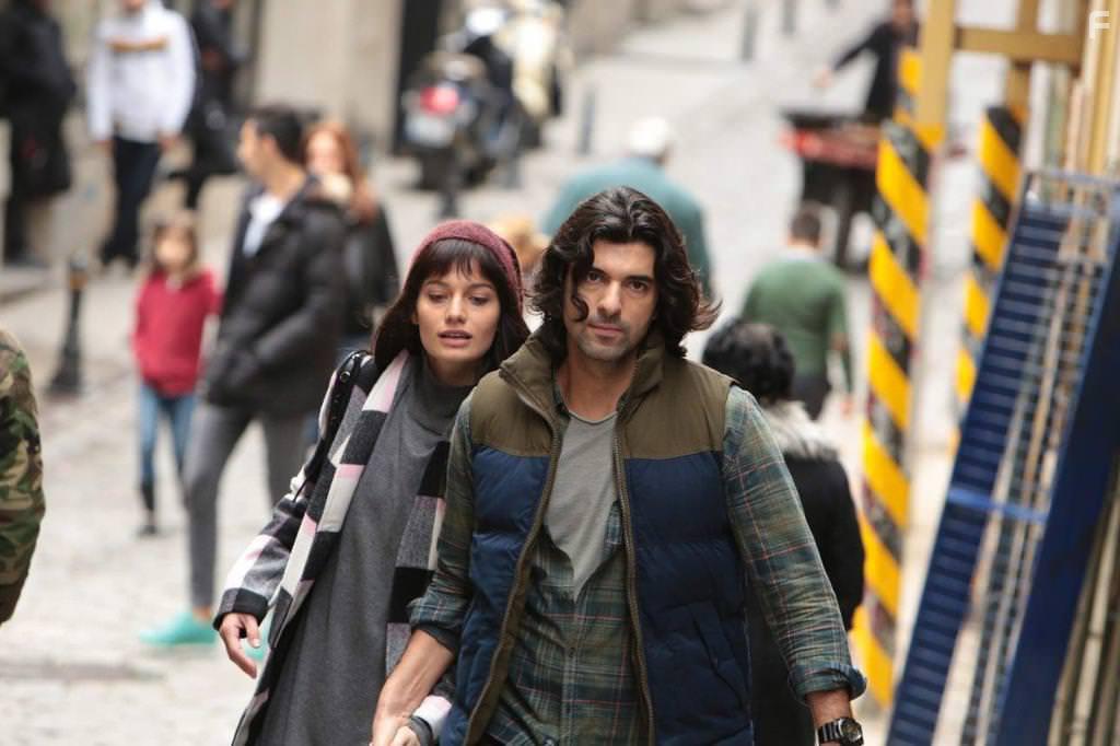 Engin Akyrek and Glcan Arslan in lene Kadar (2017)