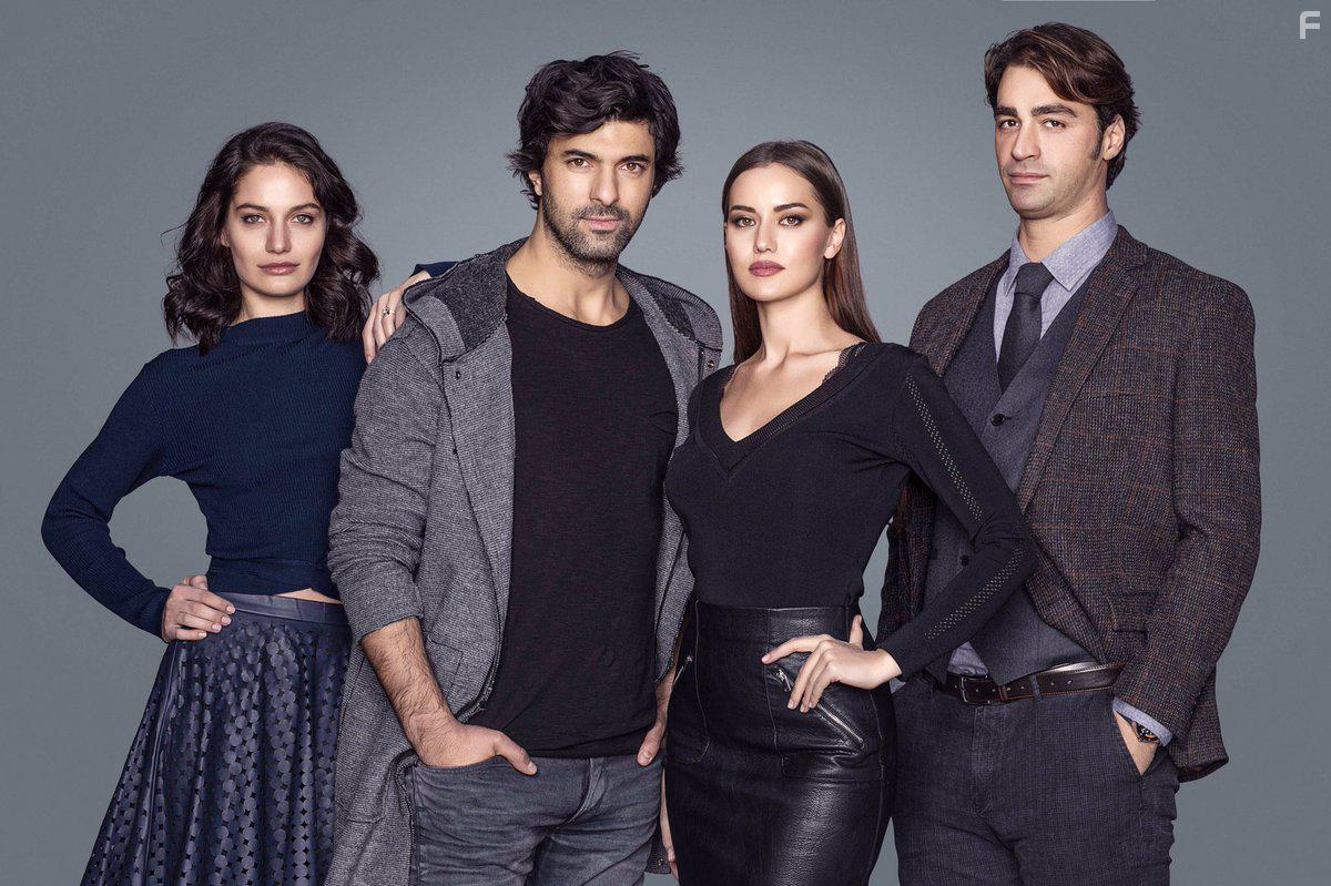 Engin Akyrek, Sarp Levendoglu, Fahriye Evcen, and Glcan Arslan in lene Kadar (2017)