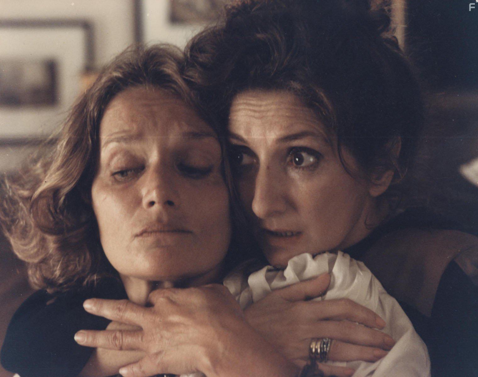 Norma Aleandro and Chunchuna Villafae in La historia oficial (1985)