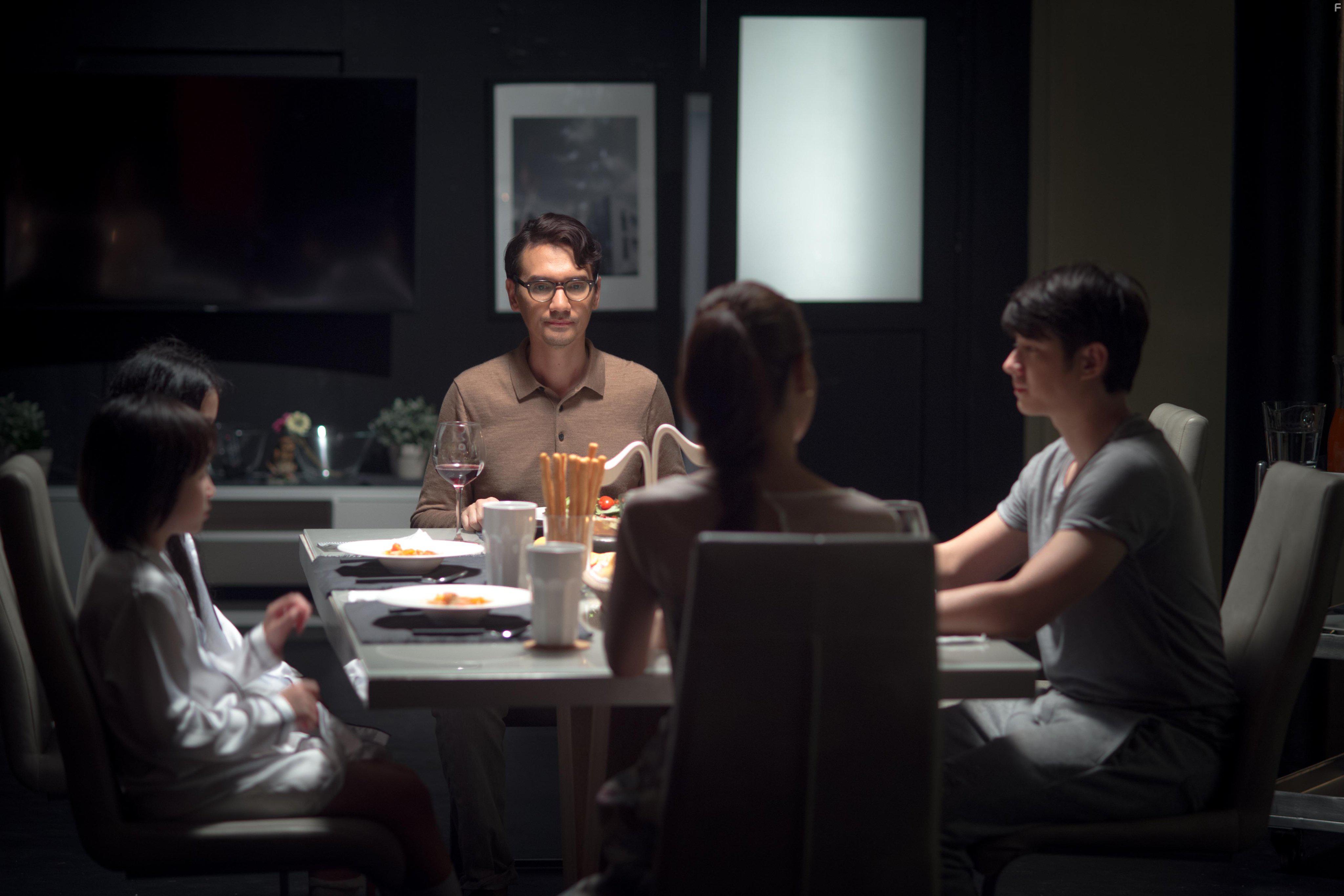 Nopachai Chaiyanam, Mario Maurer, and Wannarot Sonthichai in Take Me Home (2016)