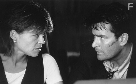 Linda Hamilton and Charlie Sheen in Теневой заговор (1997)