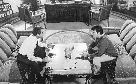 Charlie Sheen and Sam Waterston in Теневой заговор (1997)