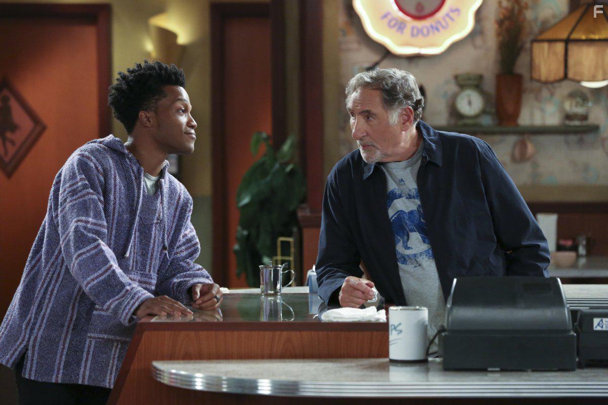Judd Hirsch and Jermaine Fowler in Superior Donuts (2017)