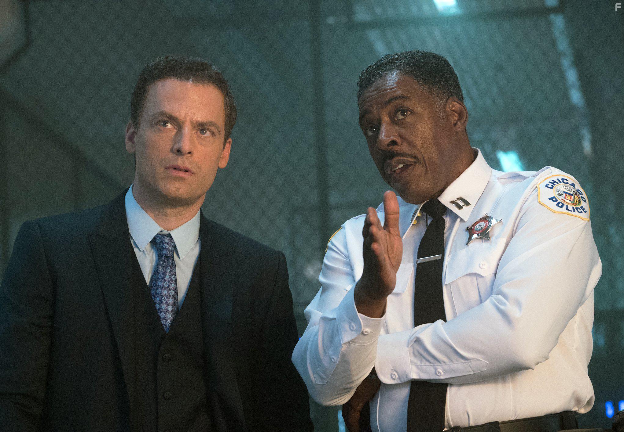 Ernie Hudson and Justin Kirk in A.P.B. (2016)