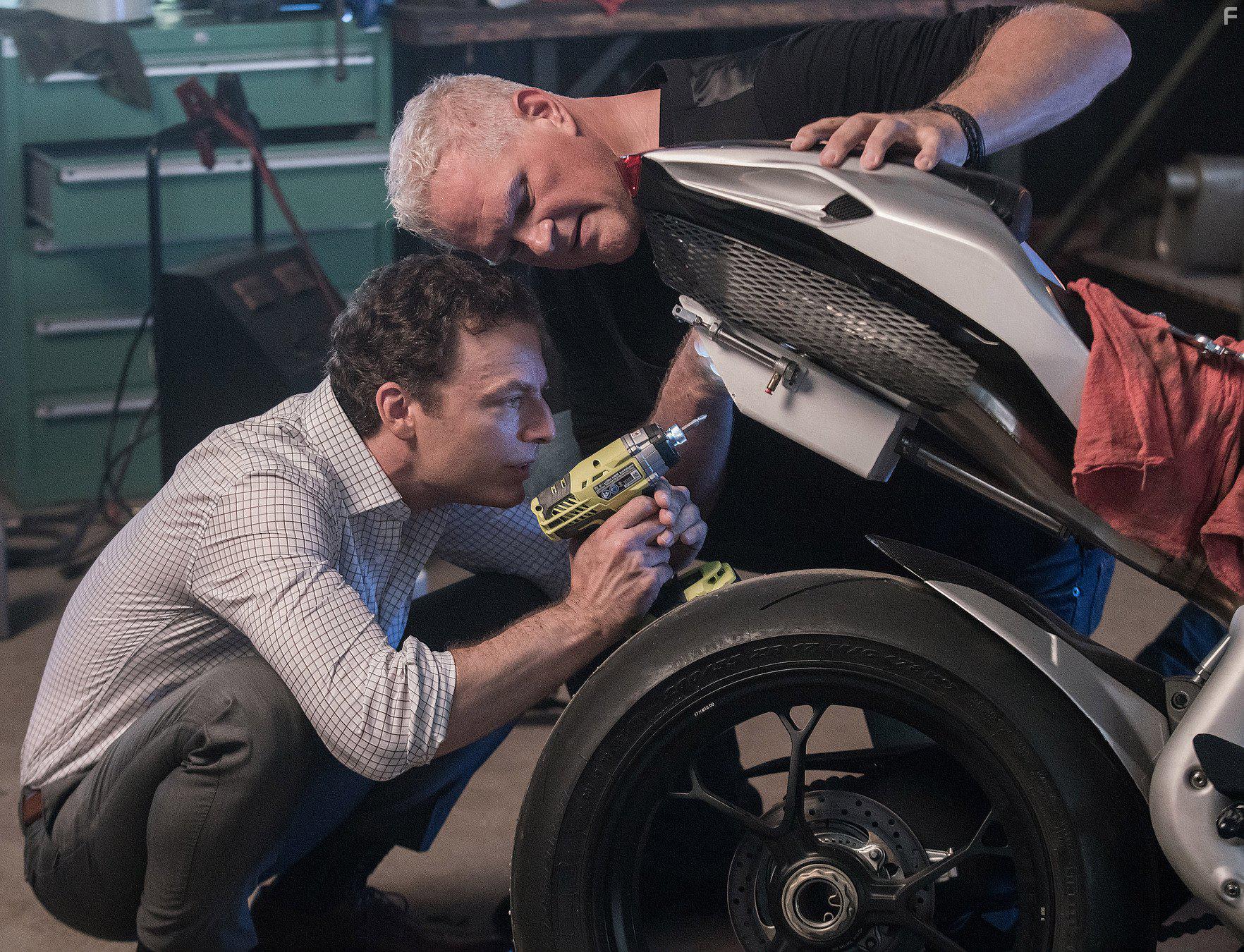 Justin Kirk and Abraham Benrubi in A.P.B. (2016)