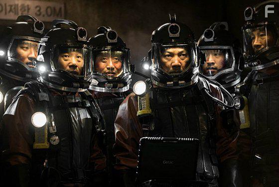 Jin-yeong Jeong, Shin-il Kang, Seung-mok Yoo, and Dae-Myung Kim in Pandora (2016)