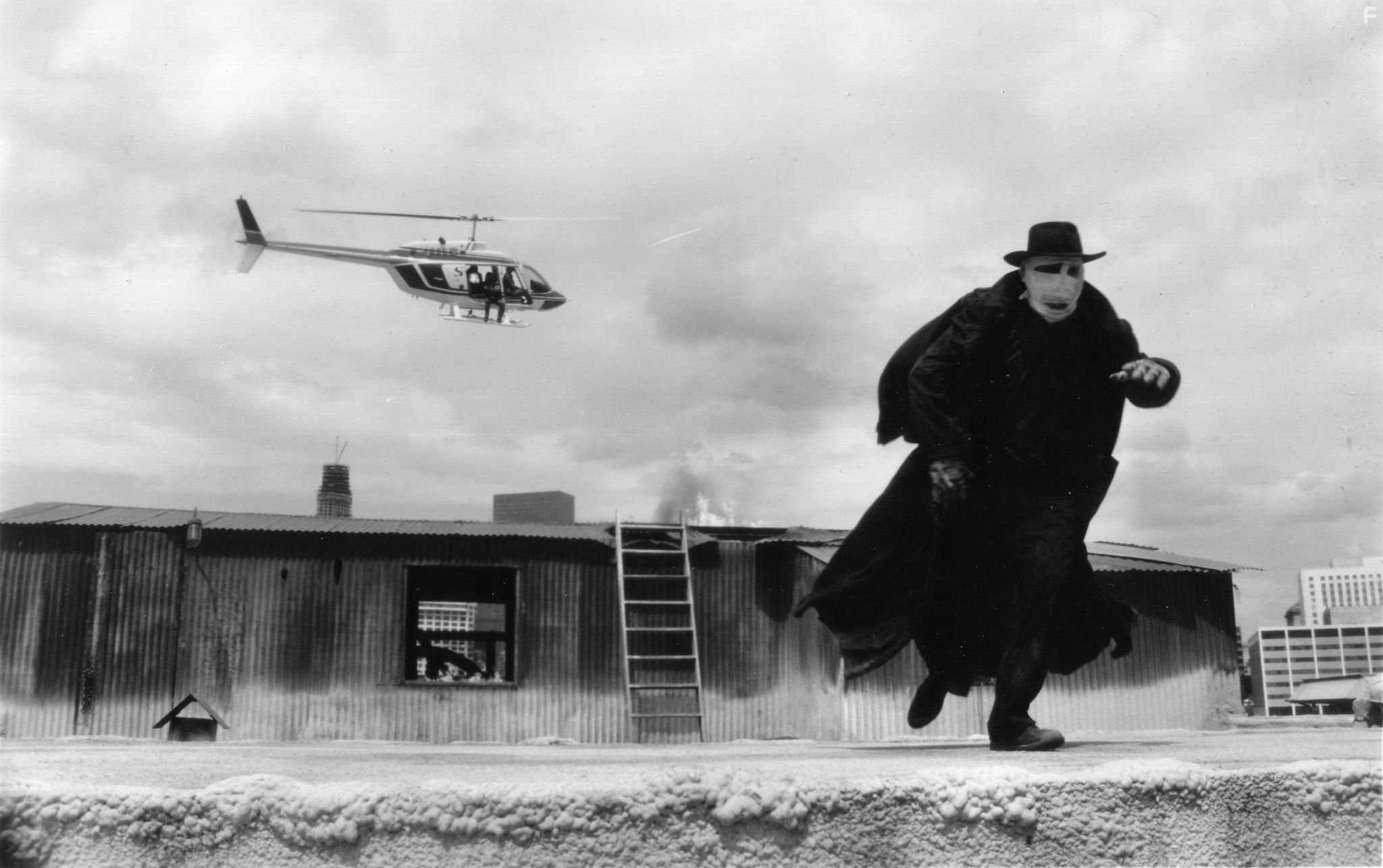 Liam Neeson in Чeловек тьмы (1990)