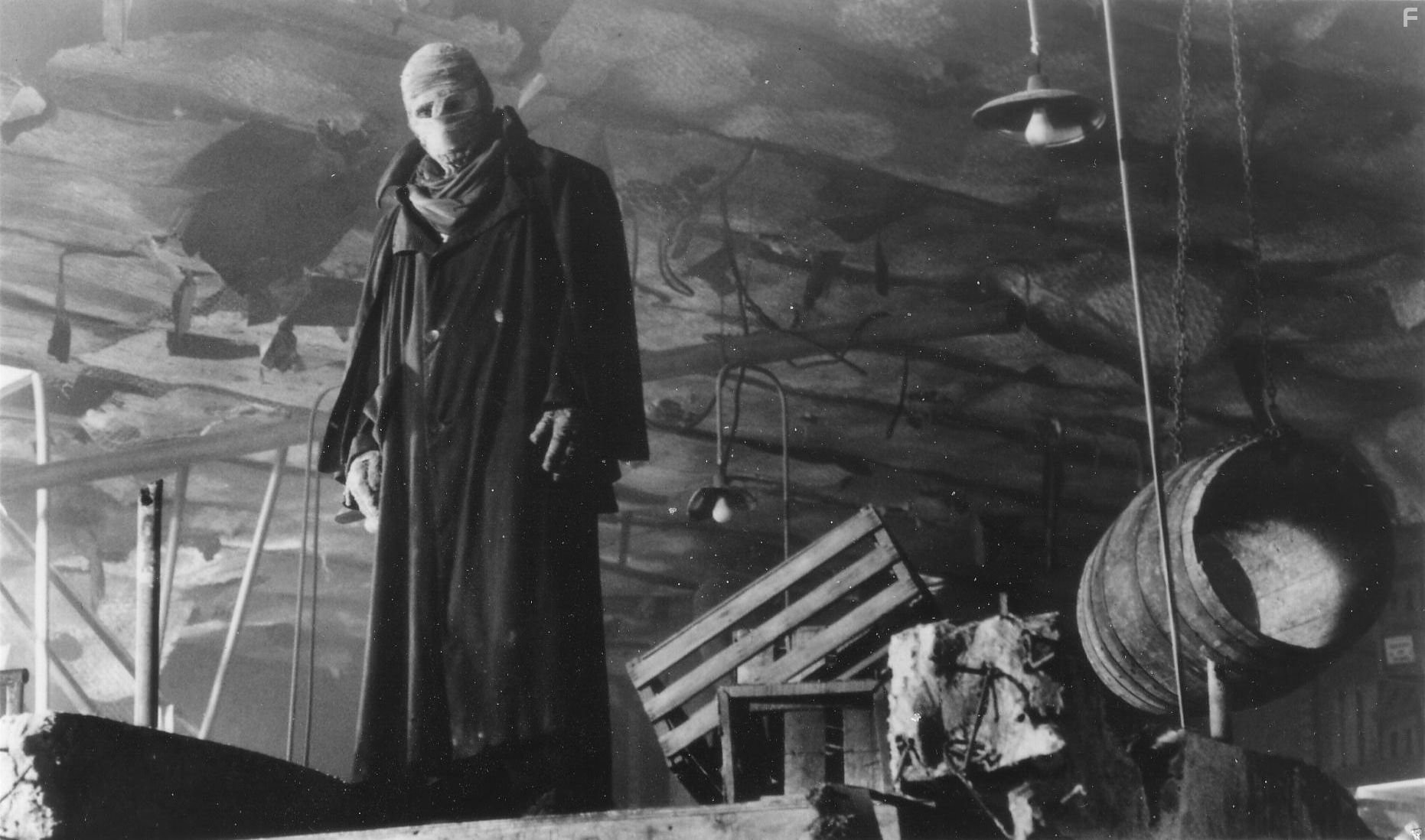 Liam Neeson in Чeловек тьмы (1990)