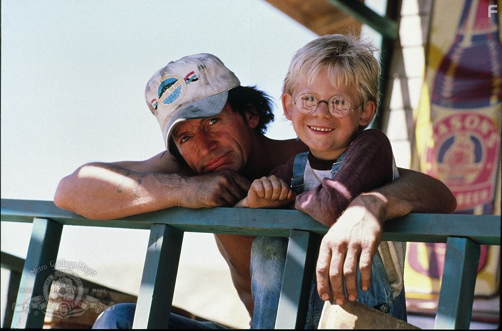 Lance Henriksen and Matthew Hurley in Тыквоголовый (1988)