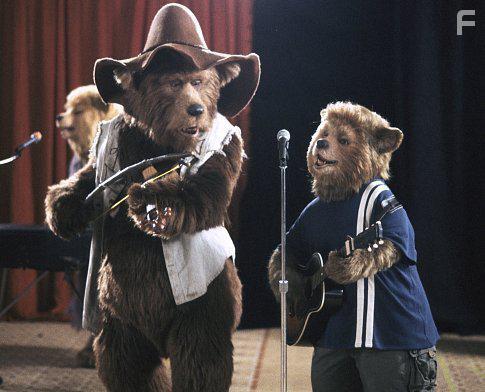 Zeb Zoober (left), master of the fiddle and founding member of the influential rock group The Country Bears, jams with 11-year-old fan Beary Barrington (right).