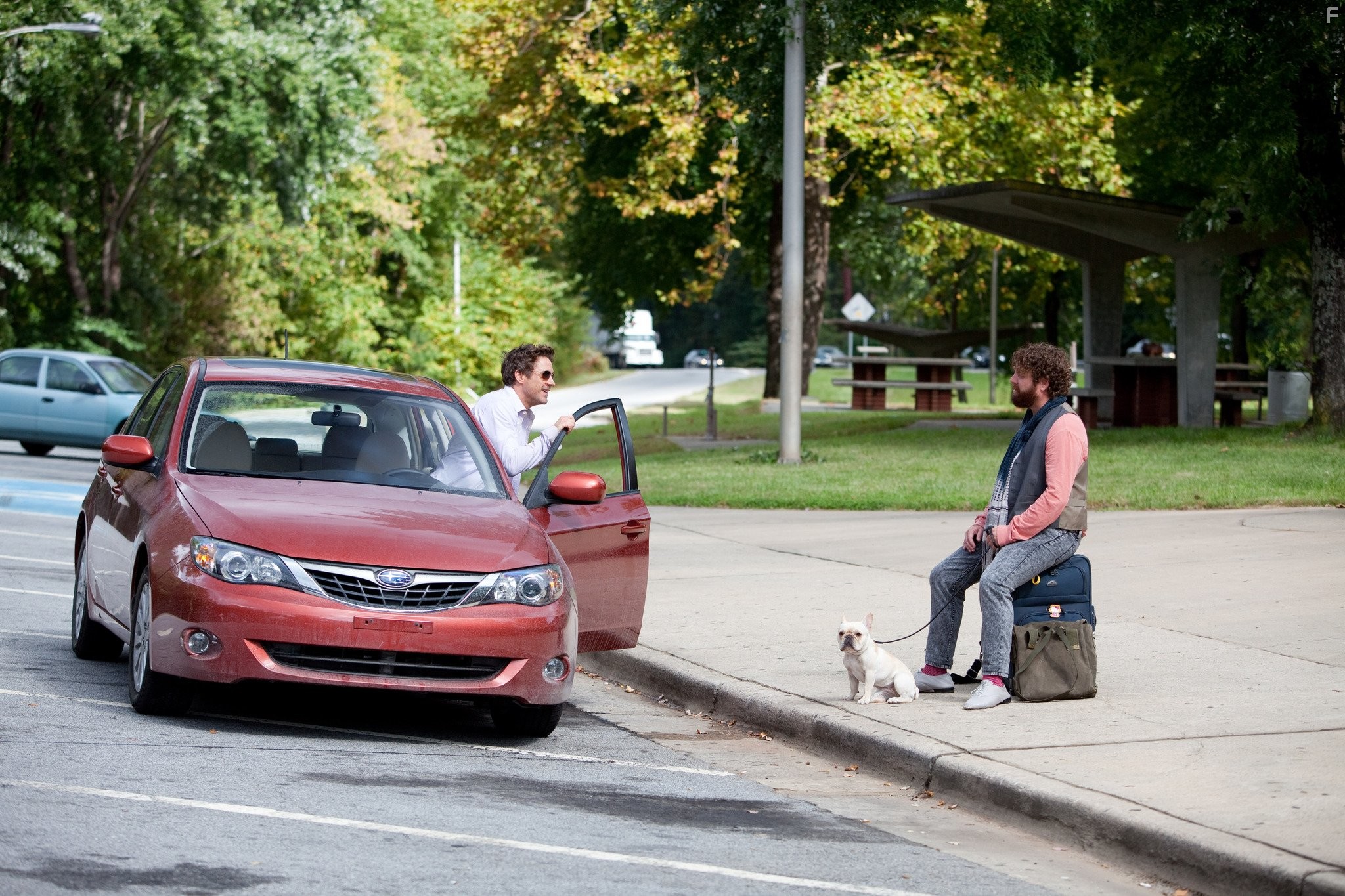 Robert Downey Jr. and Zach Galifianakis in Впритык (2010)