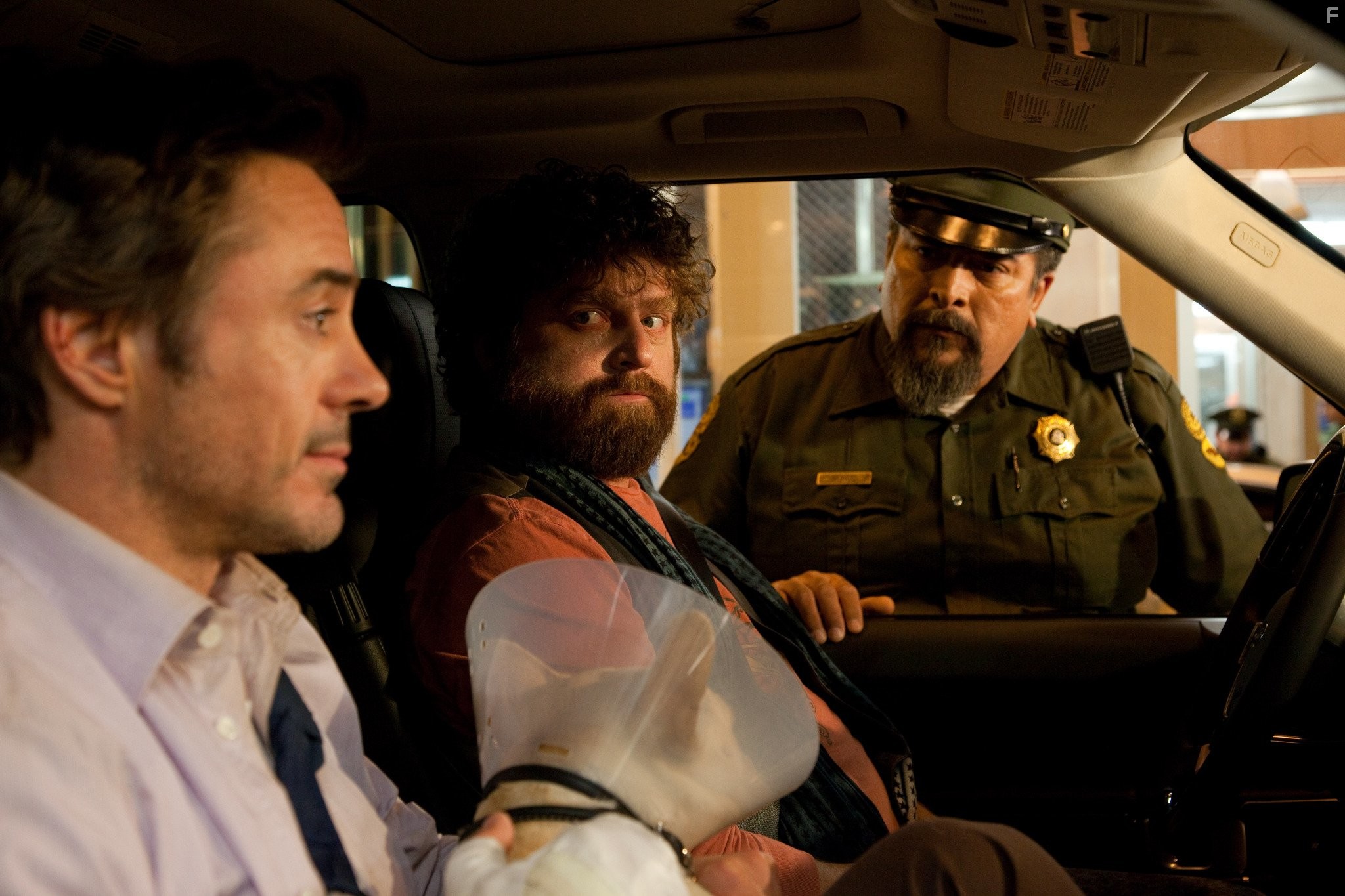 Robert Downey Jr., Zach Galifianakis, and Paul Renteria in Впритык (2010)