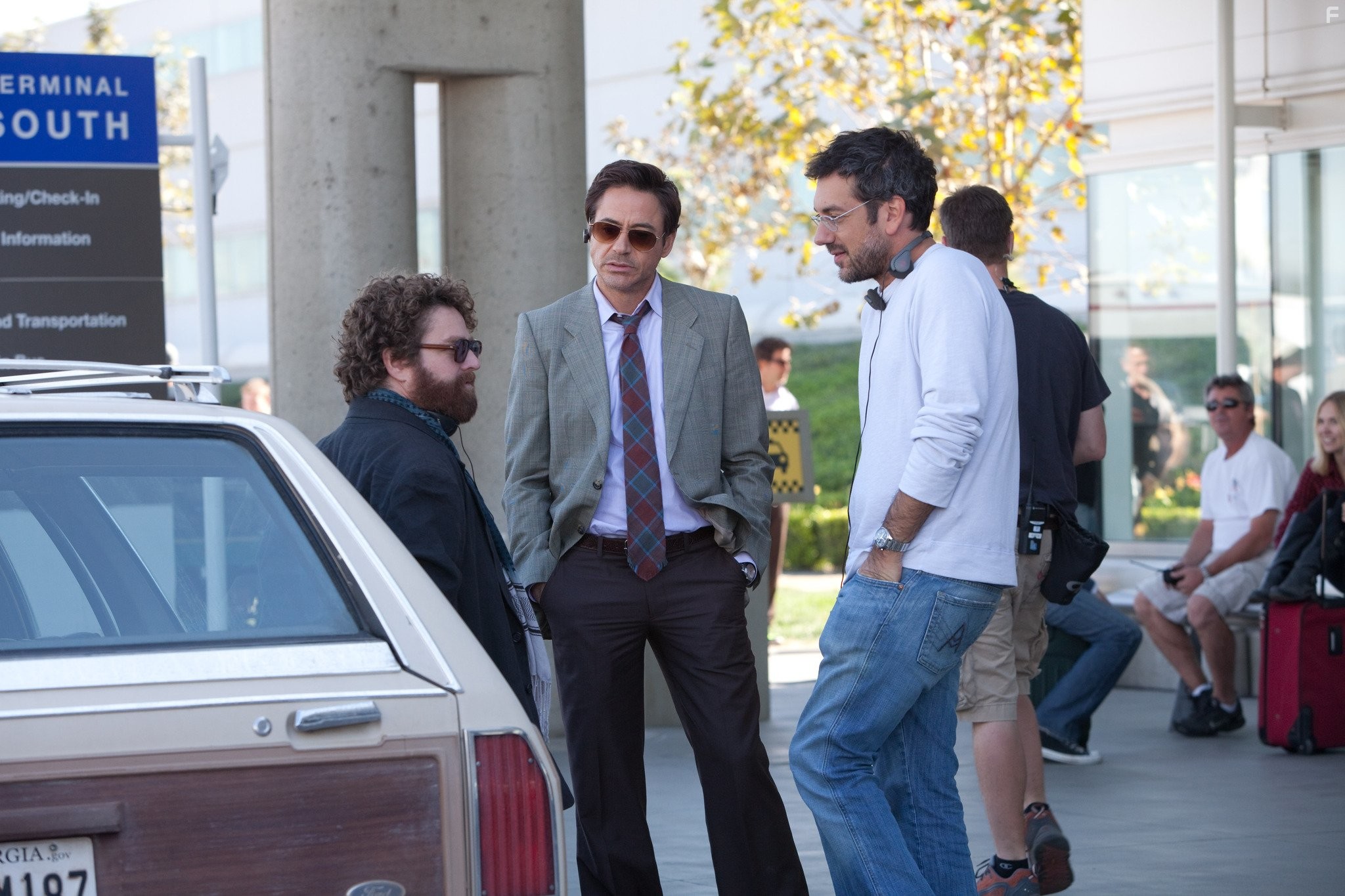 Robert Downey Jr., Zach Galifianakis, and Todd Phillips in Впритык (2010)