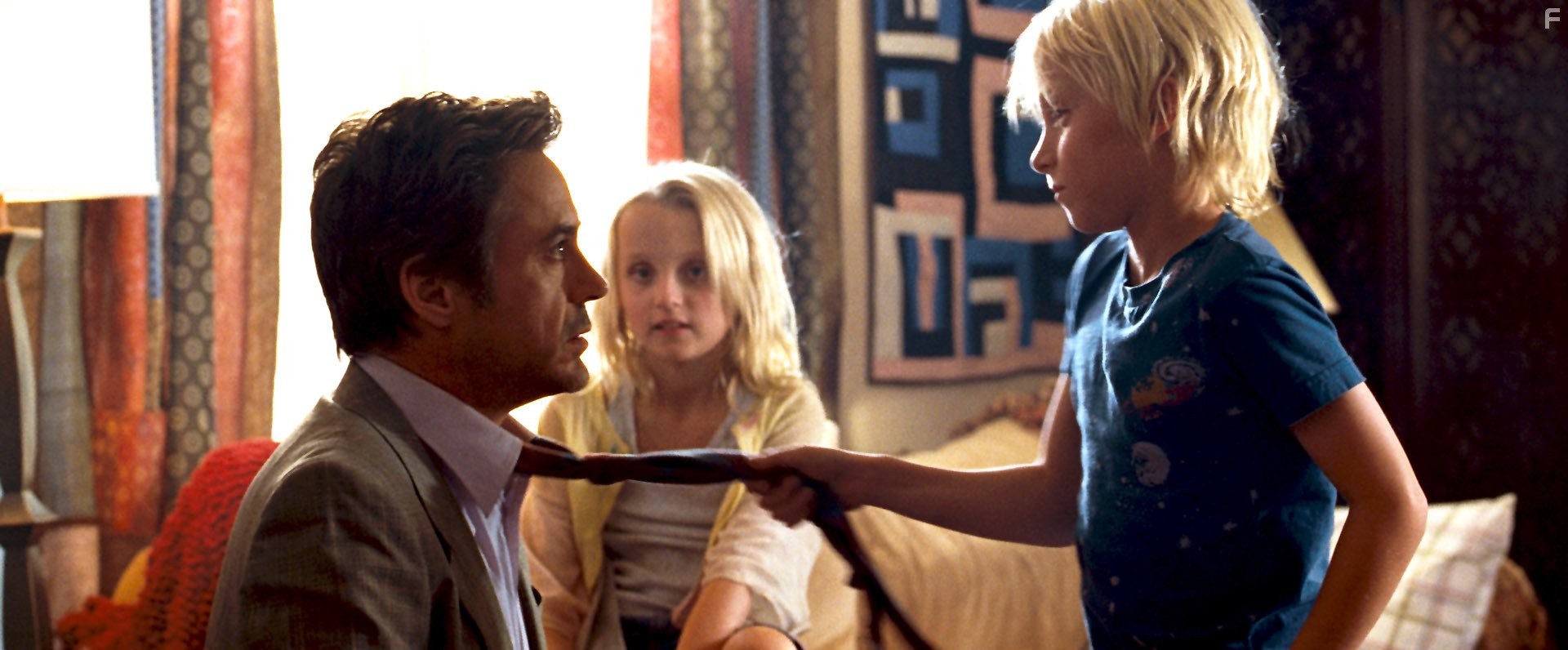Robert Downey Jr., Jakob Ulrich, and Naiia Ulrich in Впритык (2010)