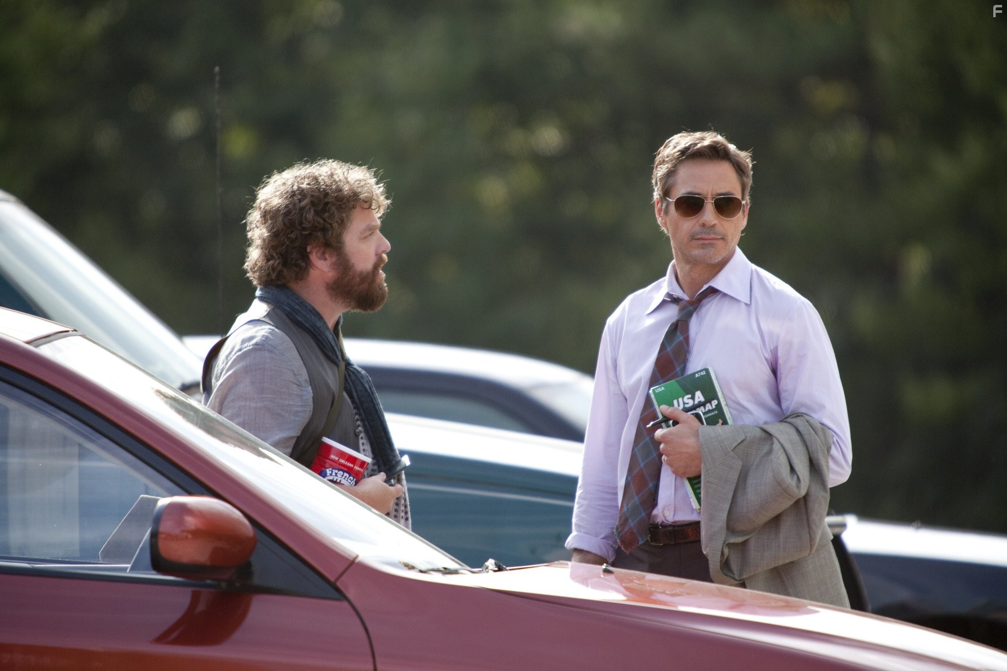 Robert Downey Jr. and Zach Galifianakis in Впритык (2010)