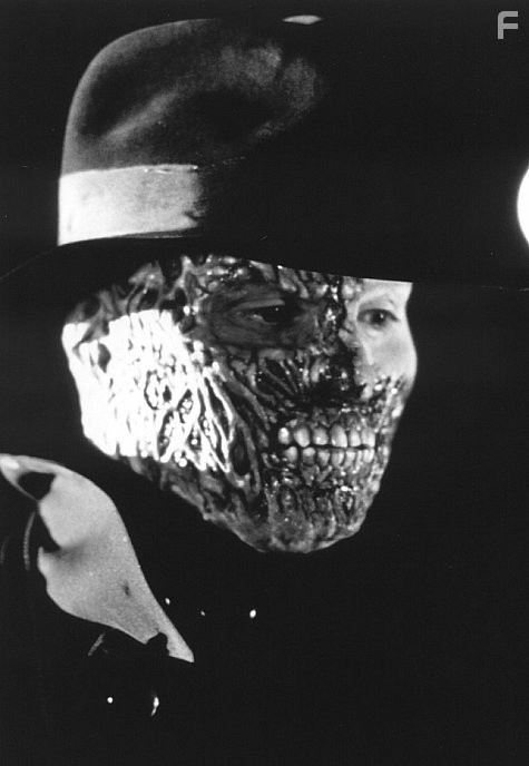 Horribly disfigured, Darkman (Arnold Vosloo) searches for the scientific breakthrough that will make him whole - and vengence upon the man who destroyed his life.