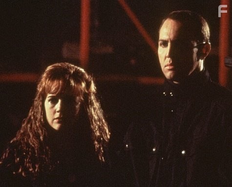 Ren?e O'Connor and Arnold Vosloo in Человек тьмы II: Возвращение Дюрана (1995)