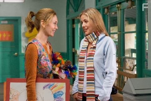 Diane Lane and Julie Gonzalo in Любовь к собакам обязательна (2005)