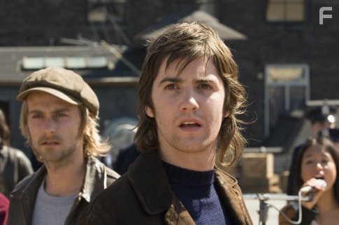Jim Sturgess and Joe Anderson in Чeрез Вселенную (2007)