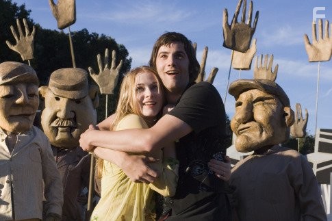 Jim Sturgess and Evan Rachel Wood in Чeрез Вселенную (2007)